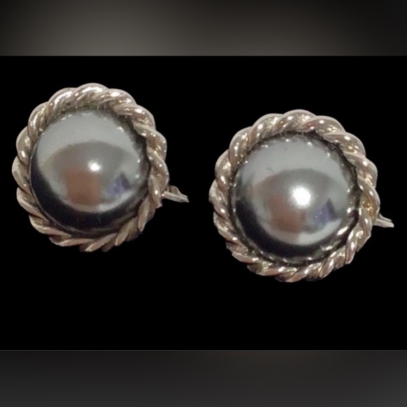 EARRINGS‎ Clip On Silver Tone Earrings with Domed Center and Fluted Edges - Picture 1 of 3